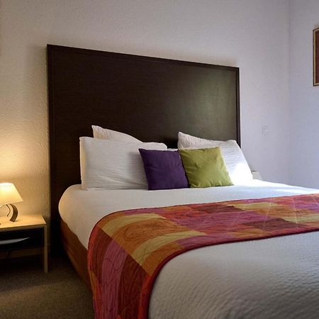 Logis Hotel Le Moulin Des Gardelles Риом Экстерьер фото