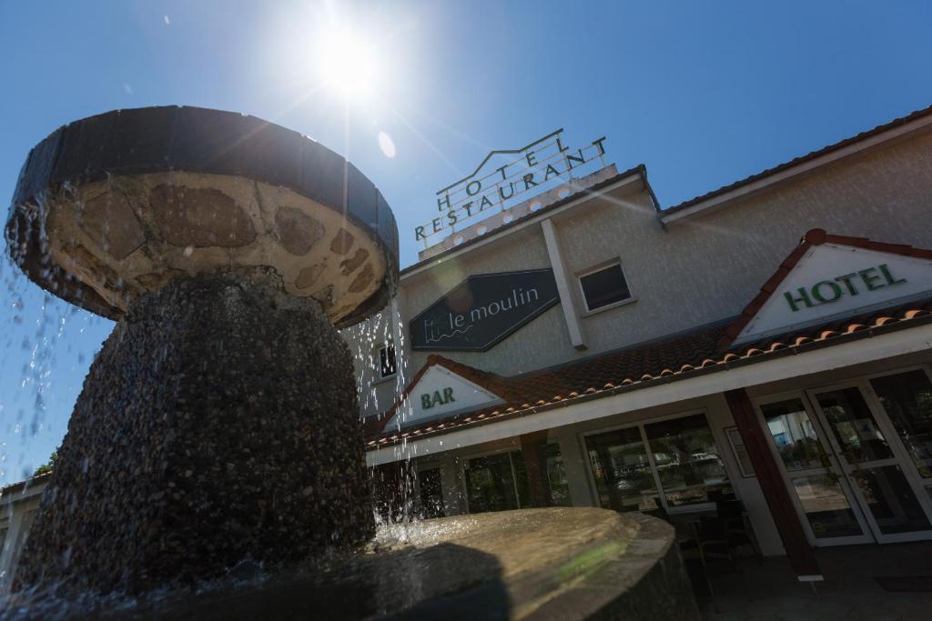 Logis Hotel Le Moulin Des Gardelles Риом Экстерьер фото