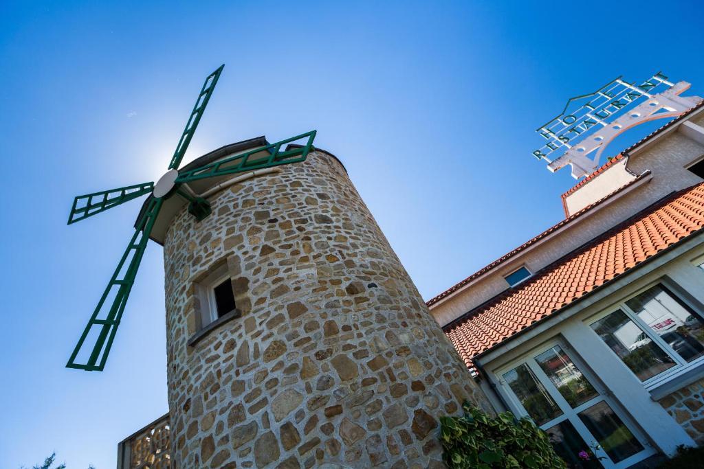 Logis Hotel Le Moulin Des Gardelles Риом Экстерьер фото
