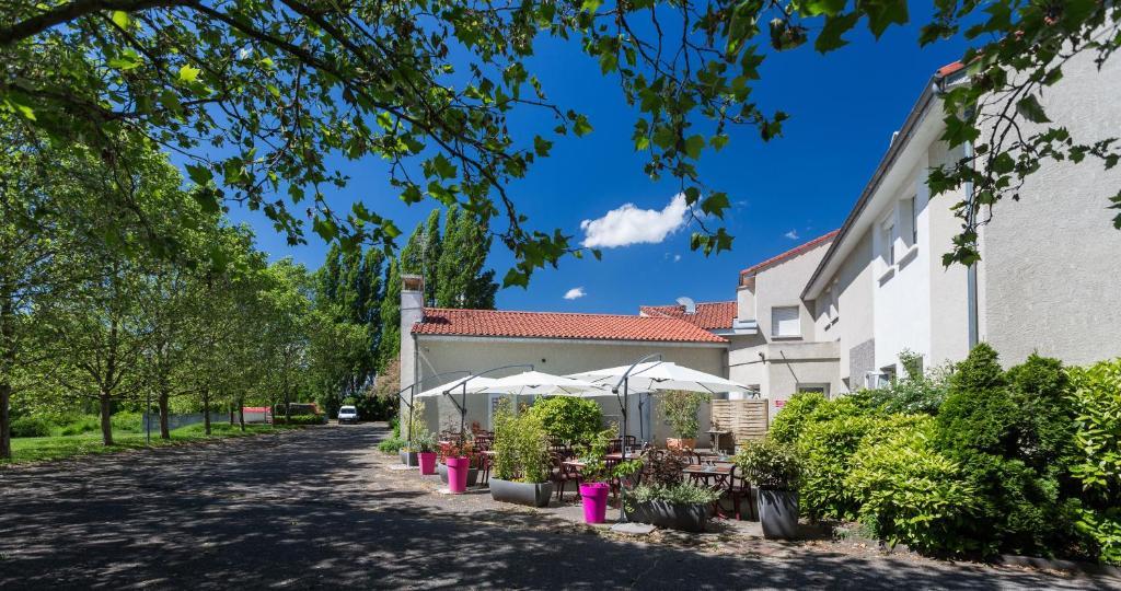 Logis Hotel Le Moulin Des Gardelles Риом Экстерьер фото