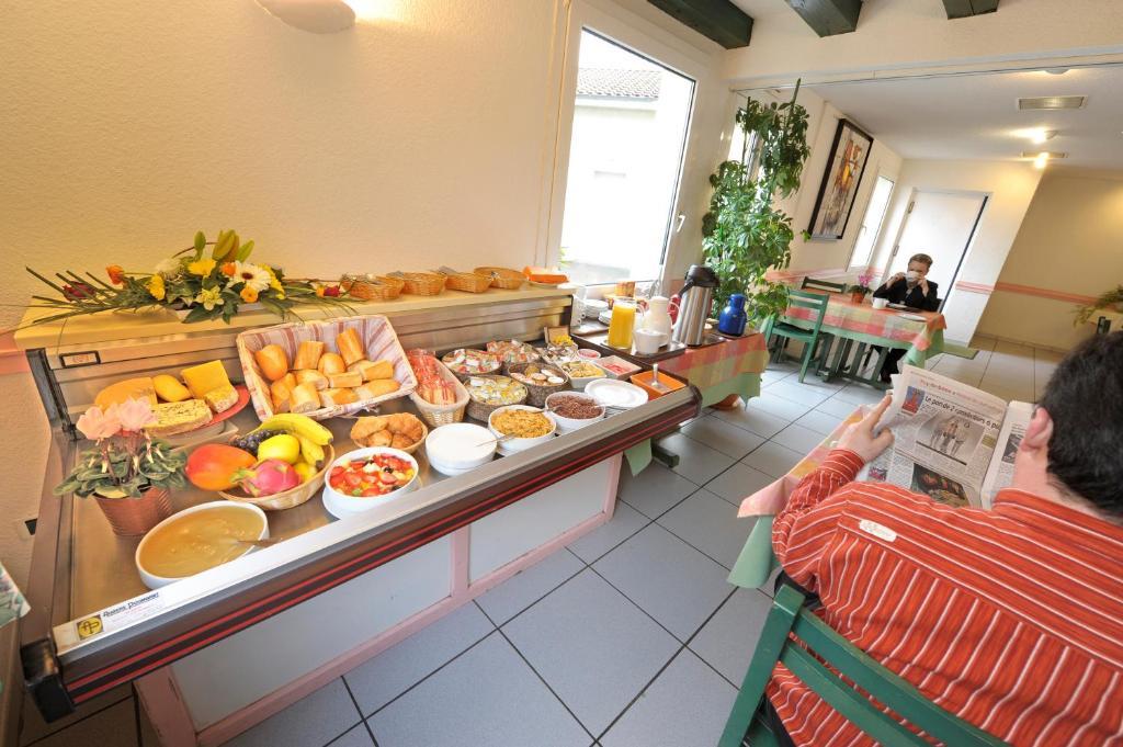 Logis Hotel Le Moulin Des Gardelles Риом Экстерьер фото