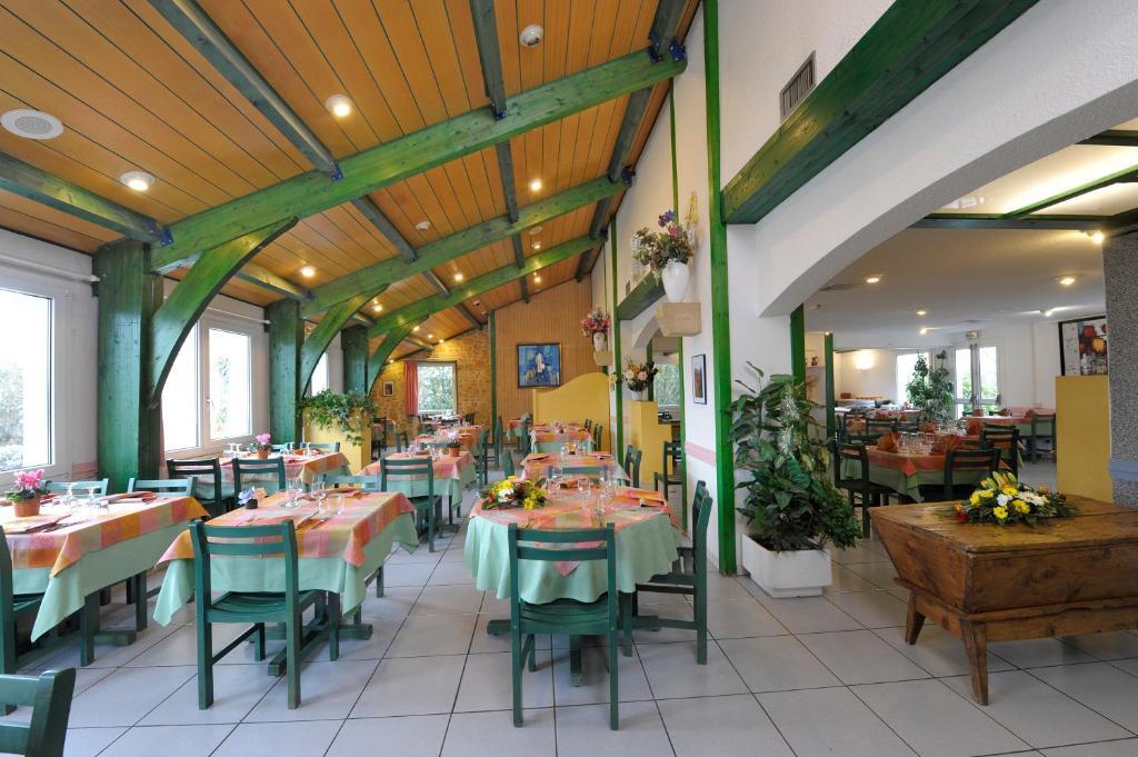 Logis Hotel Le Moulin Des Gardelles Риом Экстерьер фото