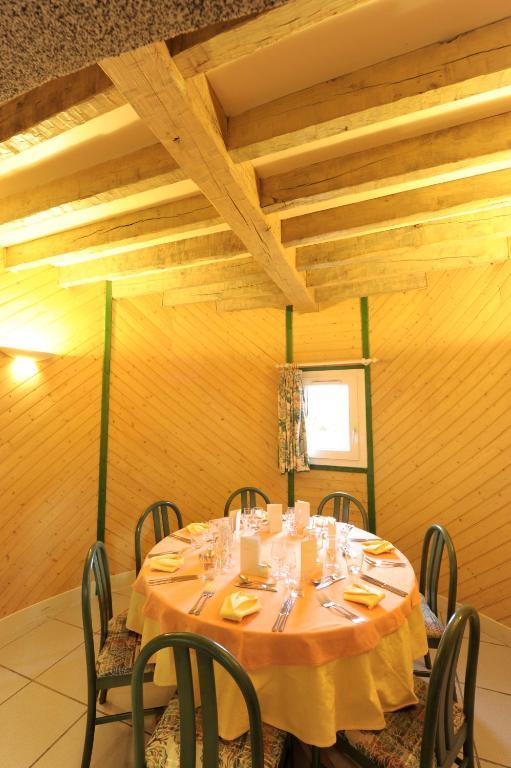 Logis Hotel Le Moulin Des Gardelles Риом Экстерьер фото