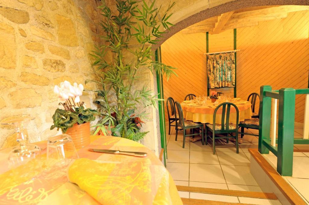 Logis Hotel Le Moulin Des Gardelles Риом Экстерьер фото
