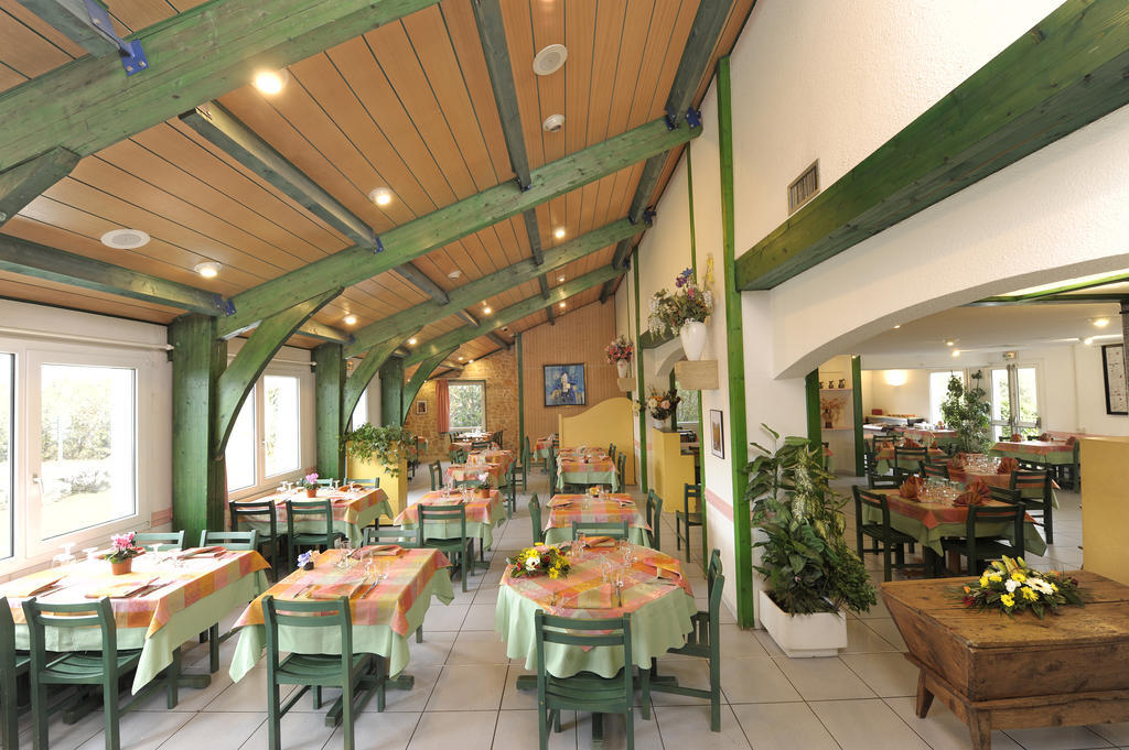 Logis Hotel Le Moulin Des Gardelles Риом Экстерьер фото