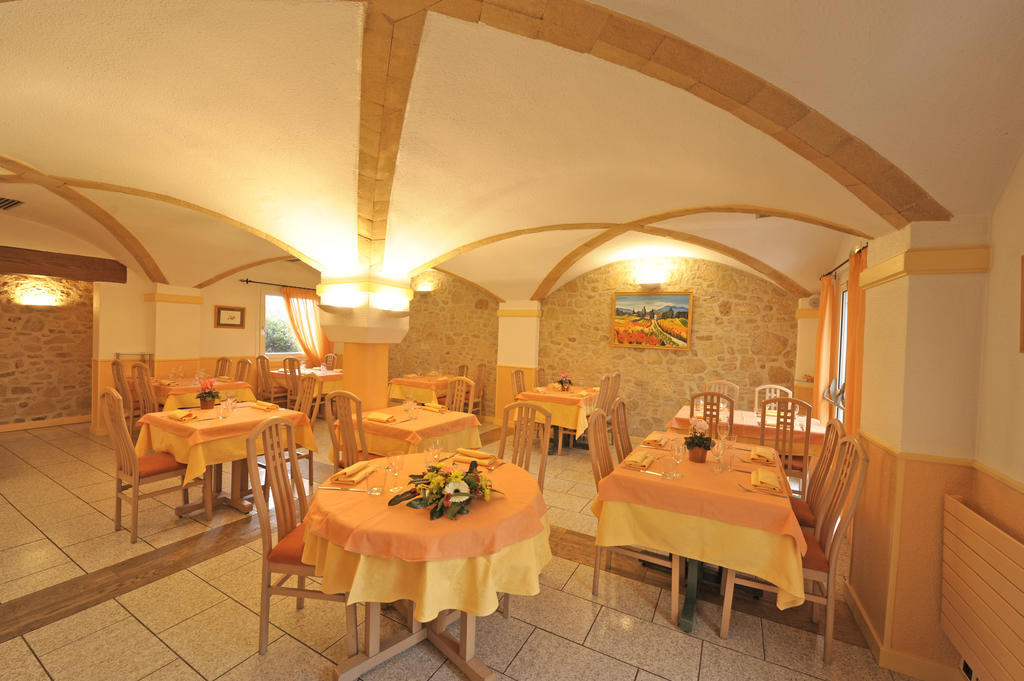 Logis Hotel Le Moulin Des Gardelles Риом Экстерьер фото