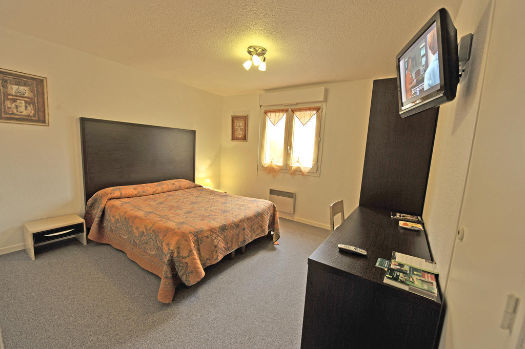 Logis Hotel Le Moulin Des Gardelles Риом Экстерьер фото