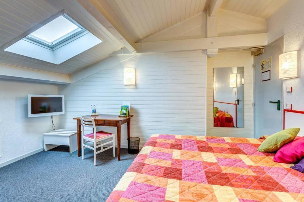 Logis Hotel Le Moulin Des Gardelles Риом Экстерьер фото