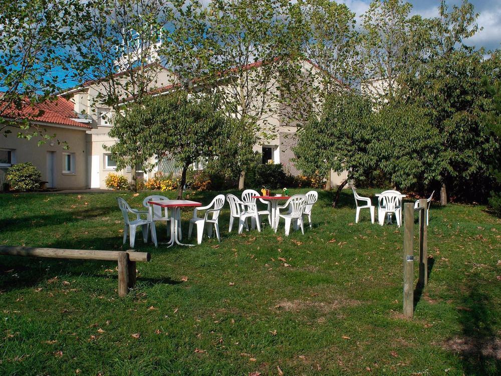 Logis Hotel Le Moulin Des Gardelles Риом Экстерьер фото