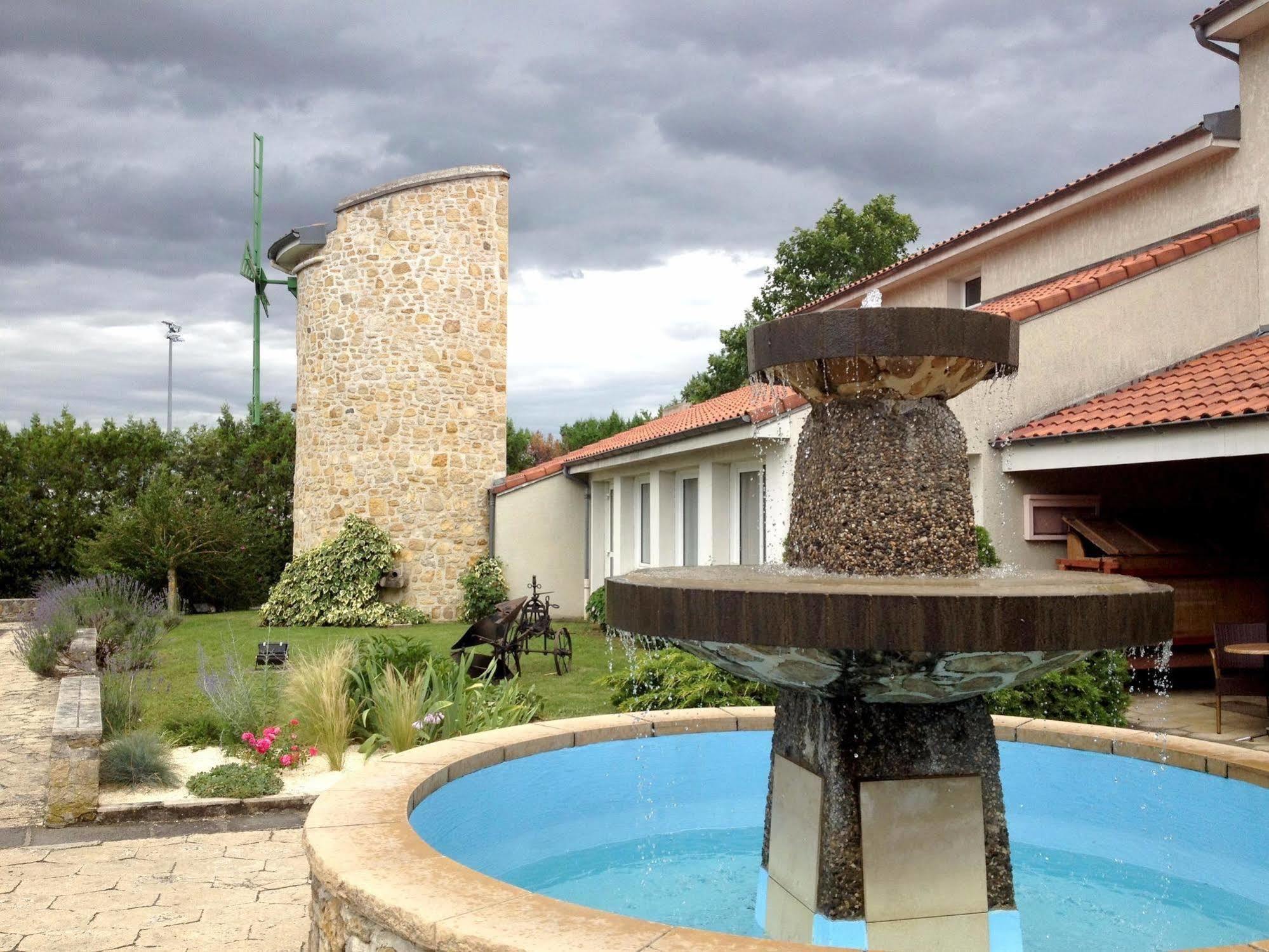 Logis Hotel Le Moulin Des Gardelles Риом Экстерьер фото