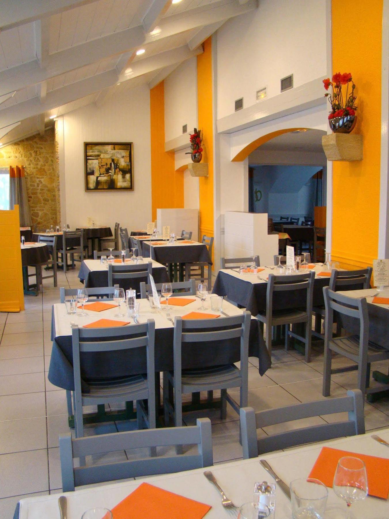 Logis Hotel Le Moulin Des Gardelles Риом Экстерьер фото