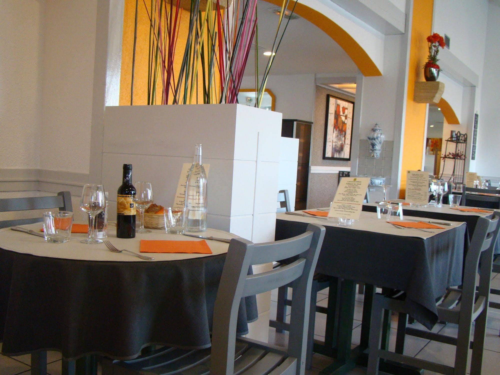 Logis Hotel Le Moulin Des Gardelles Риом Экстерьер фото