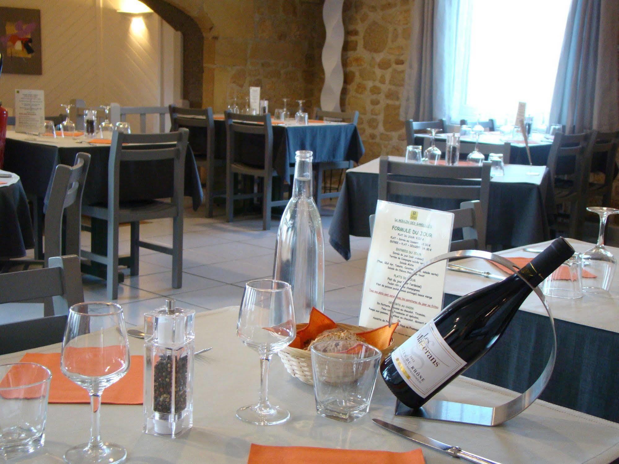 Logis Hotel Le Moulin Des Gardelles Риом Экстерьер фото