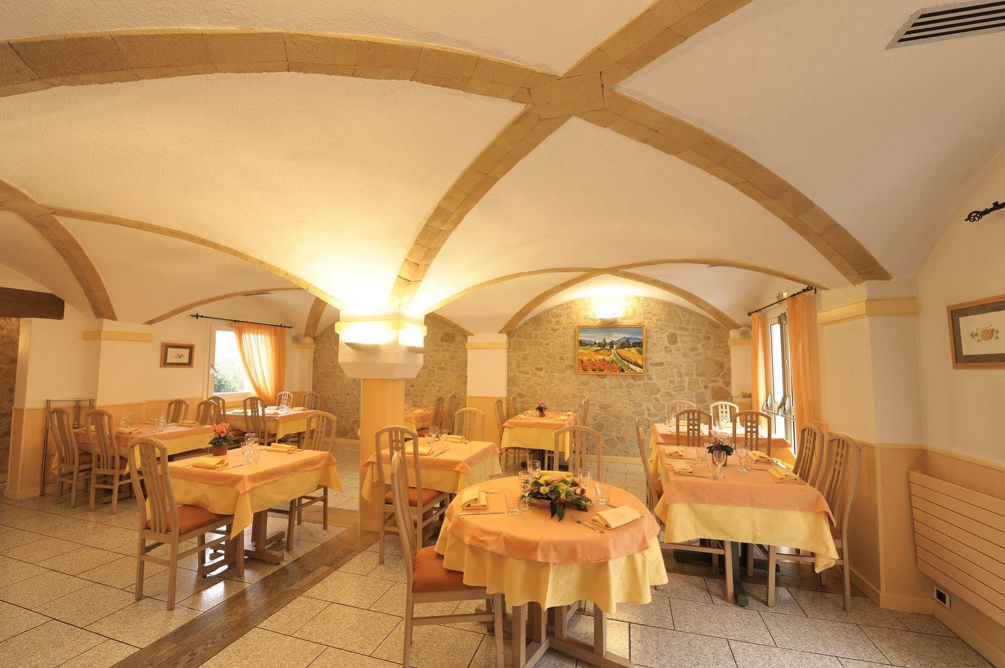 Logis Hotel Le Moulin Des Gardelles Риом Экстерьер фото