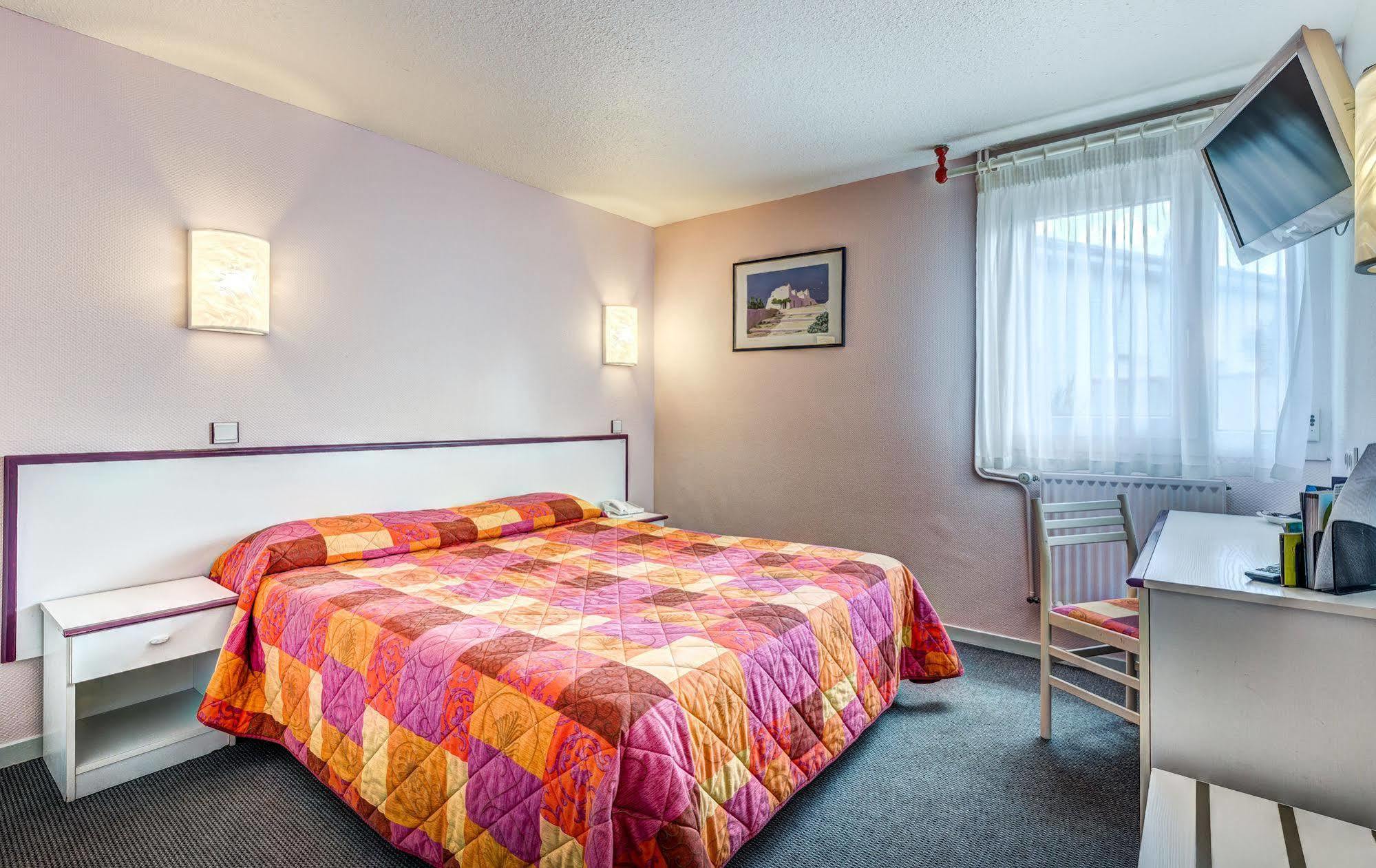 Logis Hotel Le Moulin Des Gardelles Риом Экстерьер фото