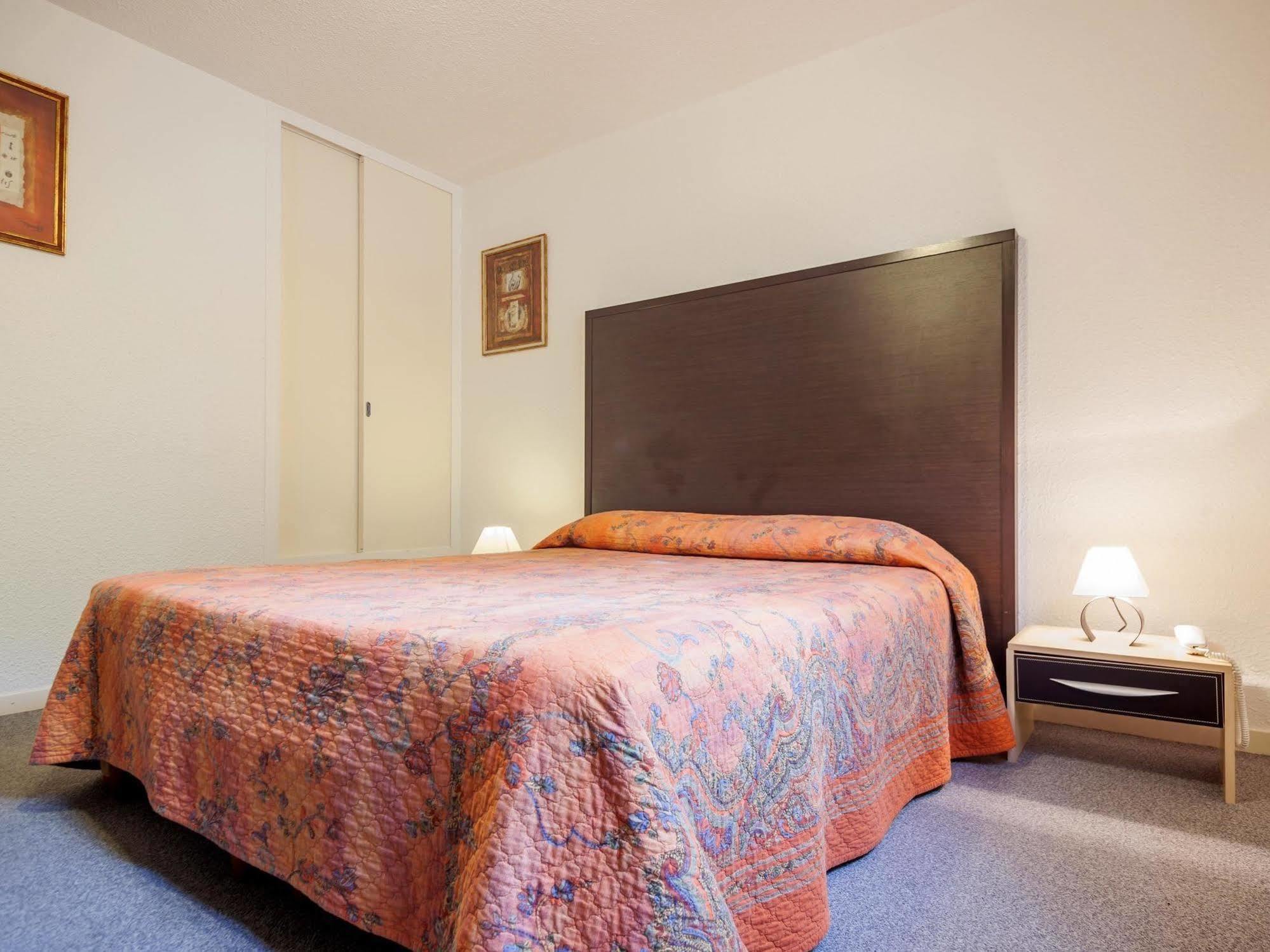 Logis Hotel Le Moulin Des Gardelles Риом Экстерьер фото