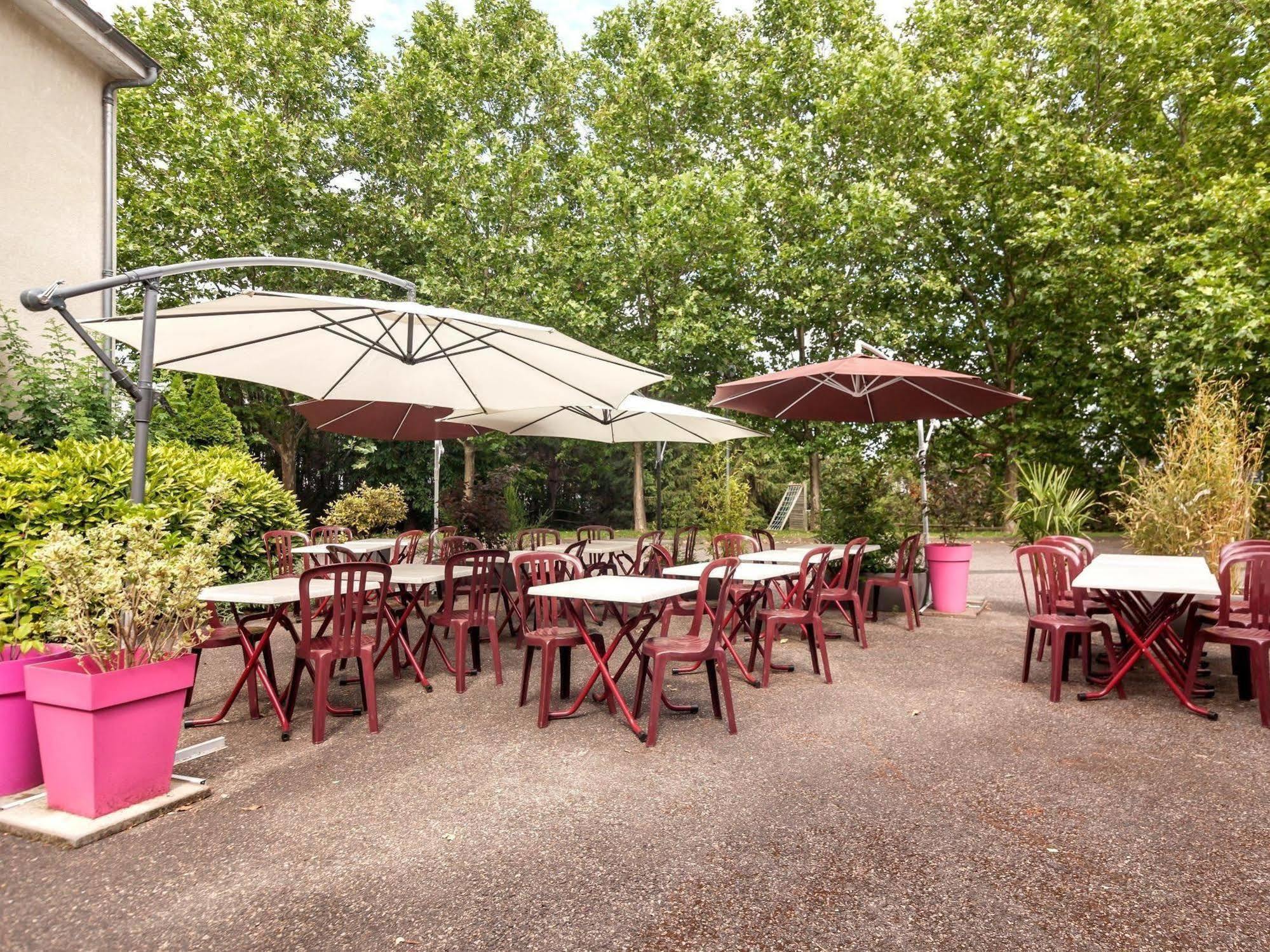 Logis Hotel Le Moulin Des Gardelles Риом Экстерьер фото