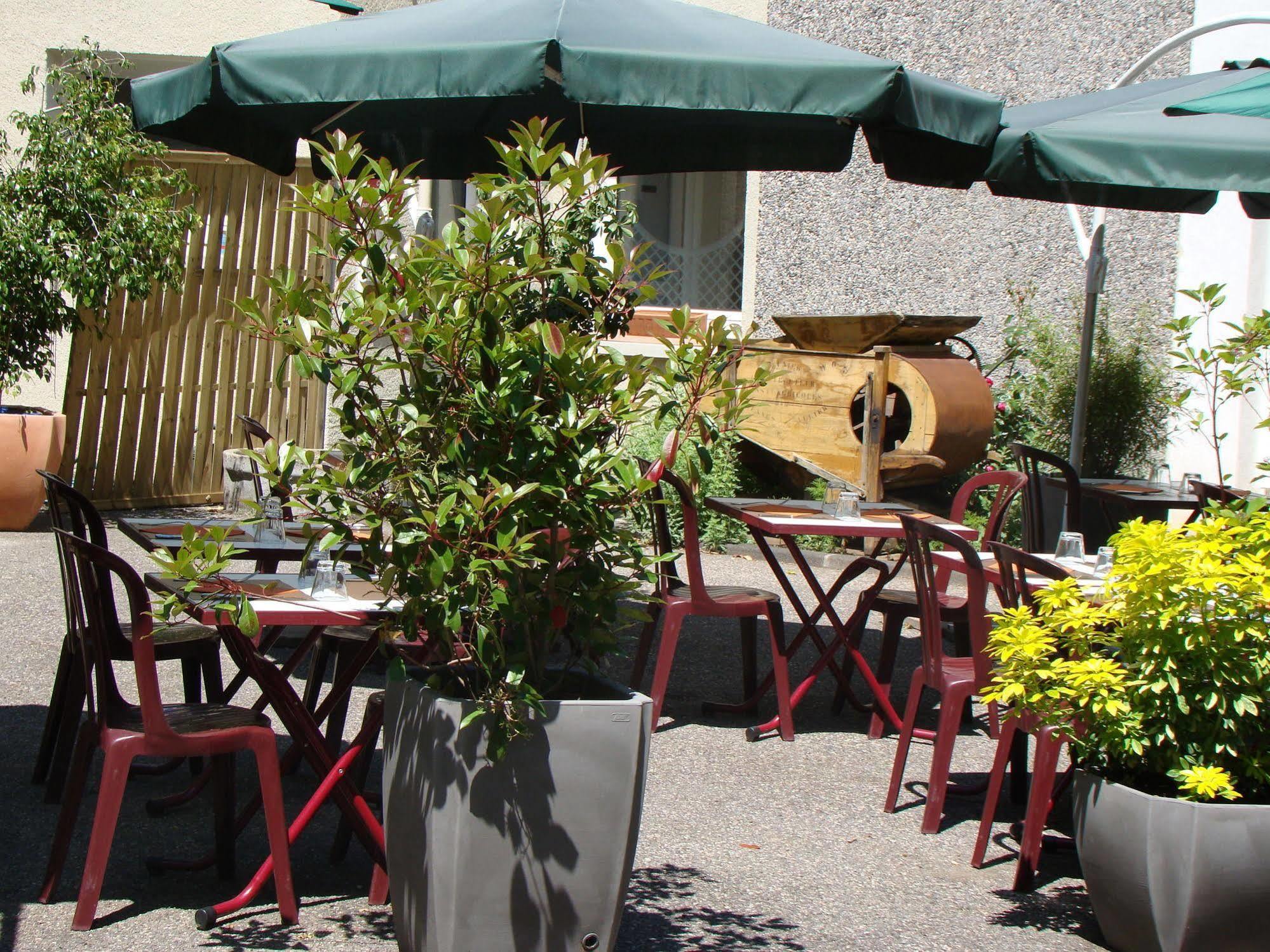 Logis Hotel Le Moulin Des Gardelles Риом Экстерьер фото