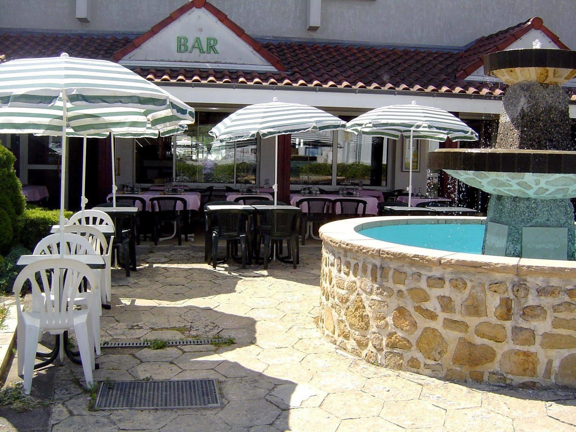 Logis Hotel Le Moulin Des Gardelles Риом Экстерьер фото