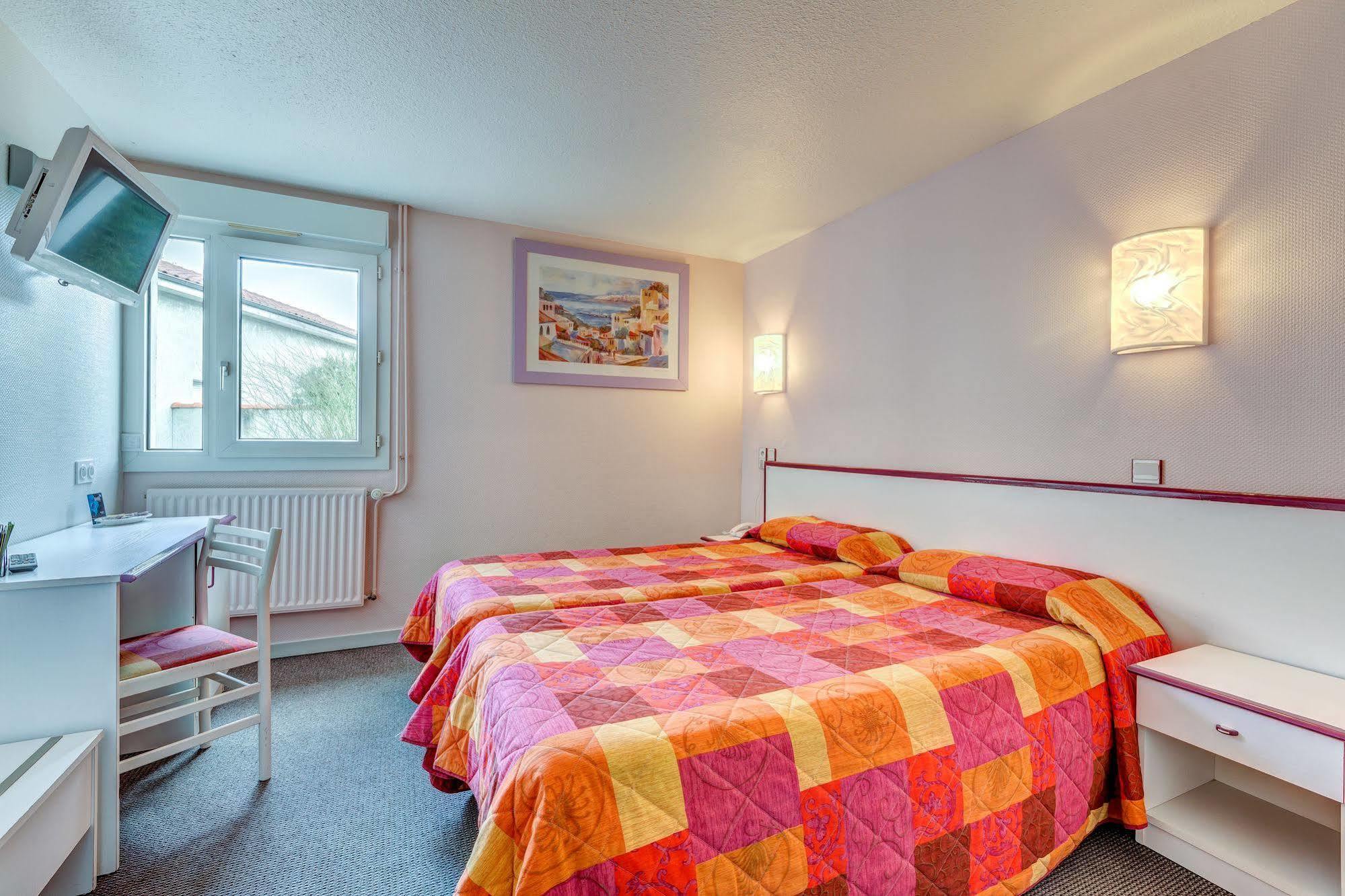 Logis Hotel Le Moulin Des Gardelles Риом Экстерьер фото