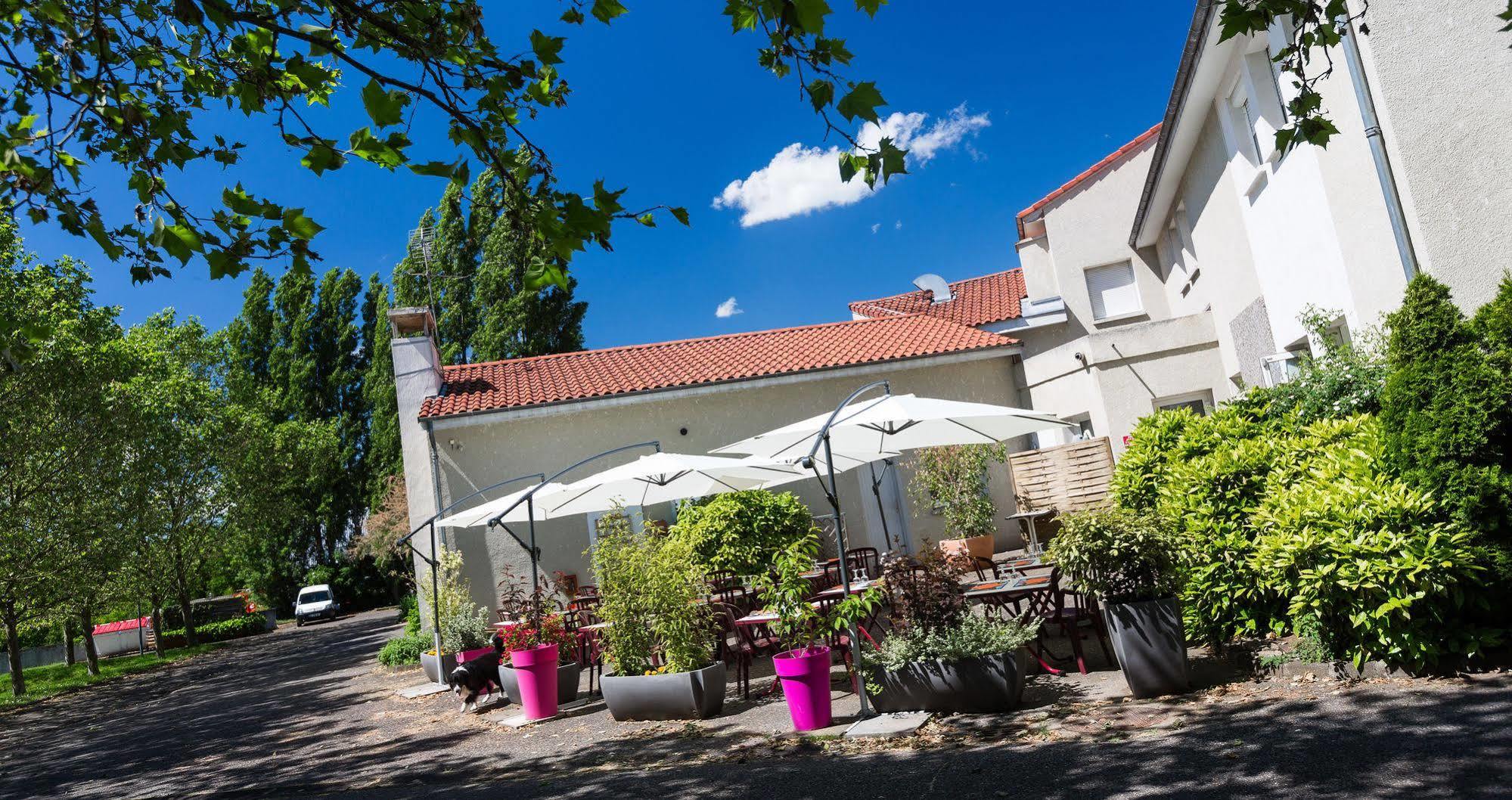 Logis Hotel Le Moulin Des Gardelles Риом Экстерьер фото