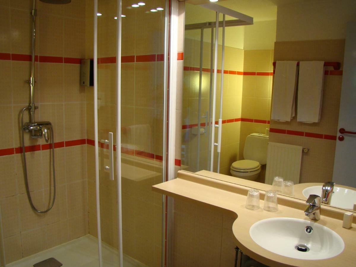 Logis Hotel Le Moulin Des Gardelles Риом Экстерьер фото