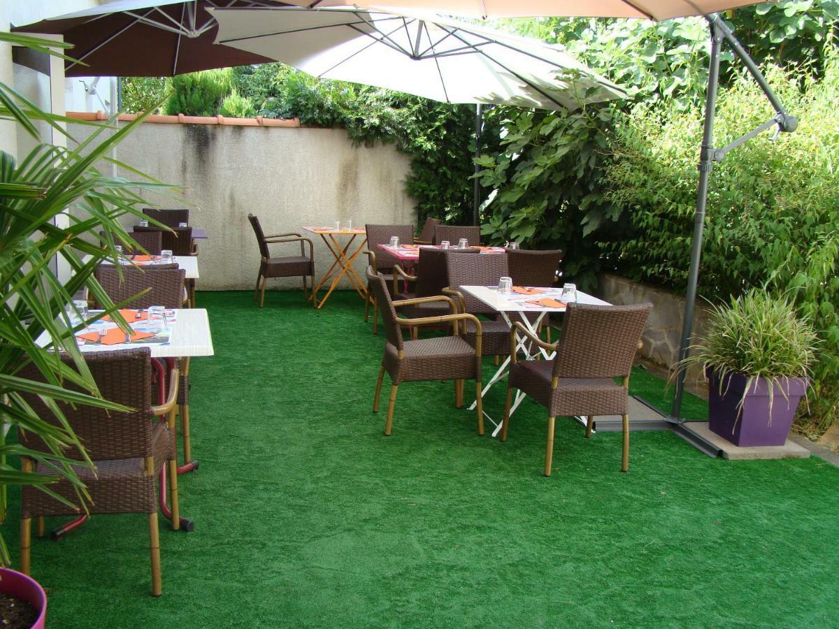 Logis Hotel Le Moulin Des Gardelles Риом Экстерьер фото